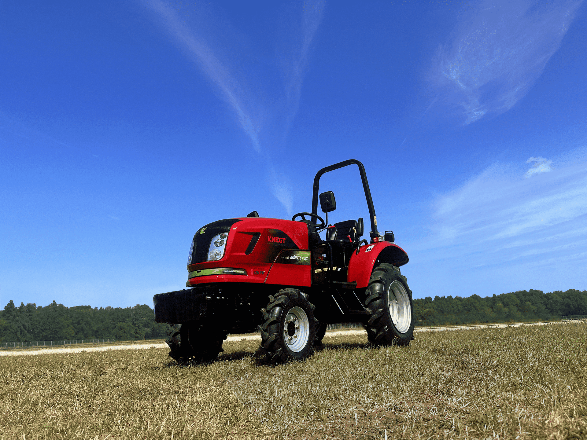 Elektrische tractor op het veld bij zonsopkomst