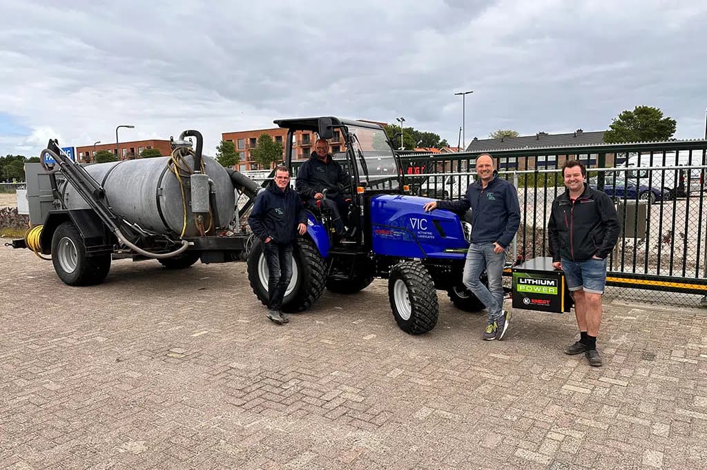 Team van VIC Landscapes met blauwe tractor